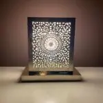 Marokkansk håndlavet firkantet bordlampe, tændt i mørket