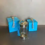 Marockansk handgjord glasburk med tofs med stuckaturburkar bredvid