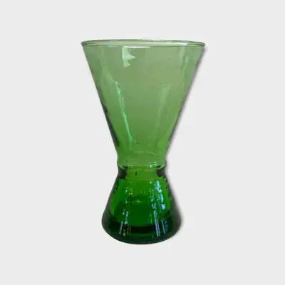 Handgjort grönt beldi vinglas