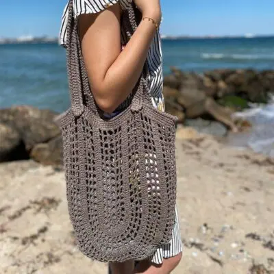 Model that holds the crocheted net
