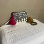 Marokkansk håndvævet hammam håndklæde med tynde sølvstriber, med toiletting oven på