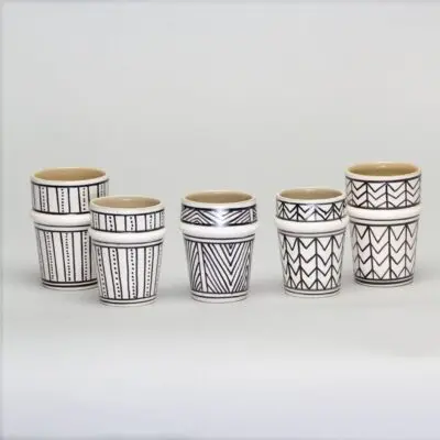 Weiße Beldi-Tassen mit verschiedenen Mustern in Schwarz