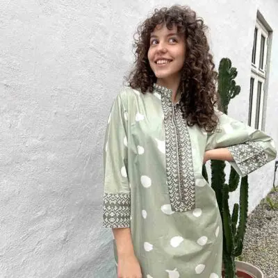 Model in Marokkaanse handgeweven jurk in lichtgroen met witte stippen