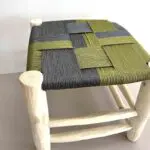 Marokkanischer handgefertigter Holzhocker mit Sitz aus geflochtener Kordel in Schwarz und Grün