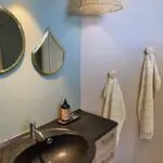 Miroirs marocains faits à la main avec bord doré suspendus dans une salle de bains