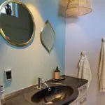 Marockanska handgjorda speglar med guldkant som hänger i ett badrum