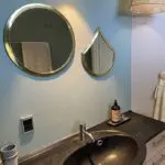 Marockanska handgjorda speglar med guldkant som hänger i ett badrum
