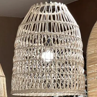 Lampe à suspension artisanale marocaine en forme de cylindre, de côté