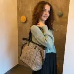 Model met Marokkaanse handgeweven tas in bruintinten