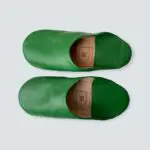 Marokkaanse handgemaakte pantoffels in groen van bovenaf