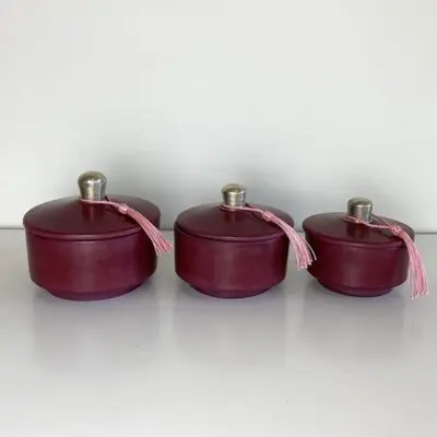 Bordeauxrote runde niedrige marokkanische handgefertigte Stuckgläser mit rosa Quasten