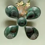 Vier handgefertigte marokkanische Steinzeugschalen, die sich gegenüberstehen und mit Verzierungen versehen sind