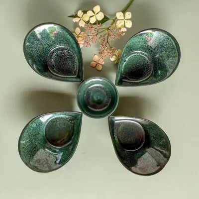 Vier handgefertigte marokkanische Steinzeugschalen, die sich gegenüberstehen und mit Verzierungen versehen sind