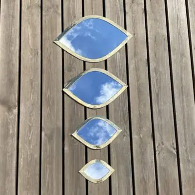 Fire marokkanske håndlavede øjenlågs formet spejle med guldkant, i fire forskellige størrelses varianter, liggende ved siden af hinanden