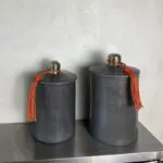 Pots en stuc marocains ronds gris faits à la main avec pompons orange