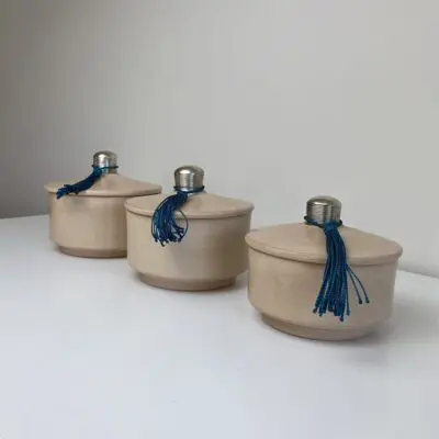 Beige runda låga marockanska handgjorda stuckaturburkar med blå tofsar