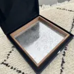 Marokkaans handgemaakt dienblad van walnoothout en roestvrij staal in een geschenkdoos
