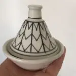 Liten handgjord tagine skål med zig zag mönster