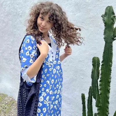 Model in Marokkaanse handgeweven jurk in blauw met anjerpatroon