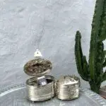 Boîtes à savon artisanales marocaines contenant des savons