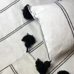 Couvre-lit marocain blanc tissé main à rayures noires et pompons noirs, avec oreillers assortis, dense