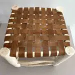 Tabouret marocain en bois fait main avec assise en cuir tressé, vu d'en haut