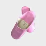 Marokkaanse handgemaakte pantoffels in de kleur roze, waarbij de ene schoen op de andere staat