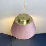Lampe à suspension marocaine faite main en velours rose, suspendue dans un coin cosy avec un banc de canapé, vue d'en haut