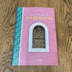 Votre guide du livre de Marrakech sur table en bois
