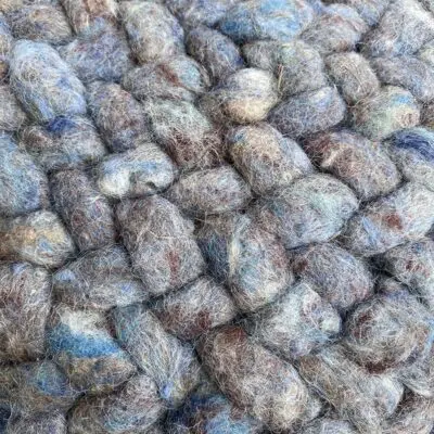 Rund marockansk handsydd ullpuff i petrolblått, tät