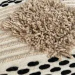 Housse de coussin marocaine tissée à la main en beige avec détails en laine, rayures et motif à pois noirs