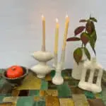 Kerzenständer mit 3 Säulen aus weißer unbehandelter Tamegroot-Keramik