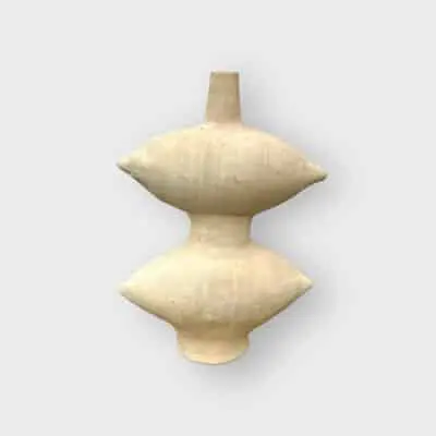 Weiße Tamegroot-Vase in weiblicher Form