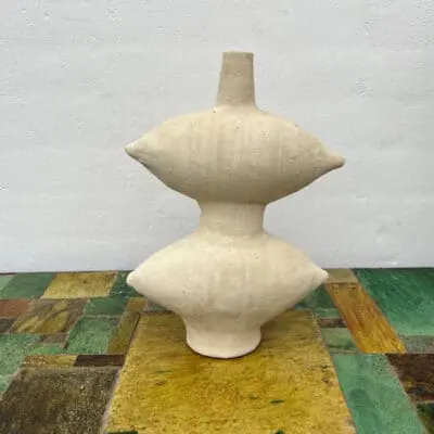 Weiße Tamegroot-Vase in weiblicher Form