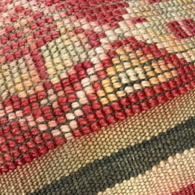 Kussensloop gemaakt van vintage tapijt
