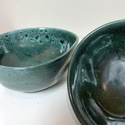 Green mottled bowl in two sizes 14 and 17 cm. Curved and dented shape