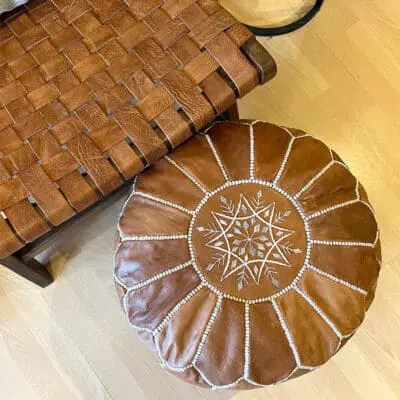 Marokkanischer Sitzpuff hellbraun mit Muster in der Mitte – 45 cm.