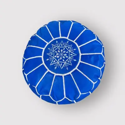 Pouf marocain en cuir d'un beau bleu majorelle