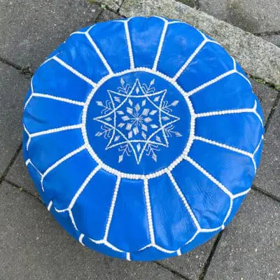 Marockansk läderpuff i en vacker majorelleblå