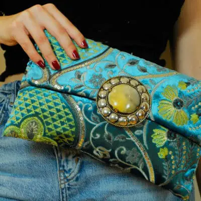handväska LUCIE i mjukt velourtyg i nyanser av blått och grönt