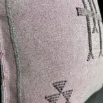 Kussenhoes van cactuszijde - roze met bruin geborduurd patroon
