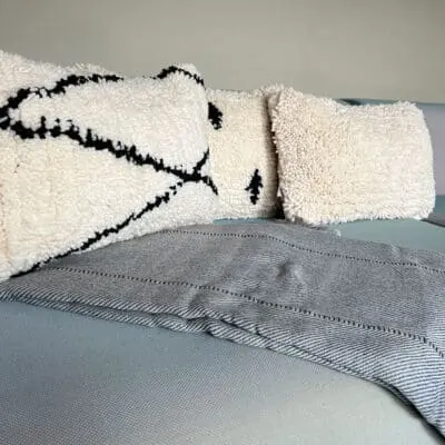 Kissenbezug aus weichem Beni Ouarain-Teppich aus weißer Wolle