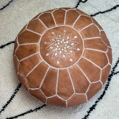 Marockansk puff i ljusbrunt läder med spjäl i mitten 50 cm i diameter