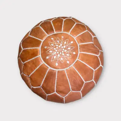 Marokkaanse poef van lichtbruin leer met een lat in het midden met een diameter van 50 cm