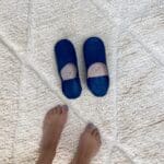 Marokkanske håndlavede slippers i blå med fodmodel ved siden af