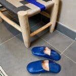 Marokkanske håndlavede slippers i blå ude på et badeværelse