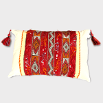 Motif Boho 40x60 1 1.png Housse de coussin boho kilim vintage tissée à la main en rouge et beige avec motif marocain avec pompons sur les bords