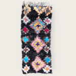 Marokkansk håndvævet Boucherouite tæppe flerfarvet mønster med sorte toner