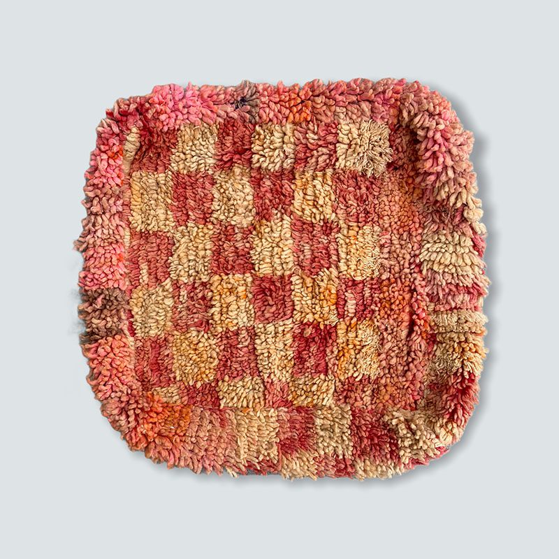 Firkantet marokkansk håndsyet gulvpude i uld med skakmønster af lyserøde og orange nuancer