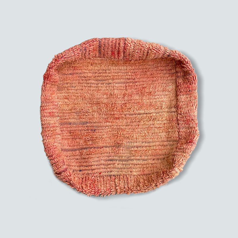 Firkantet marokkansk håndsyet gulvpude i uld med lyse rosa nuancer